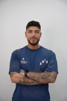 Jason — Inhaber von Jay's Barbershop